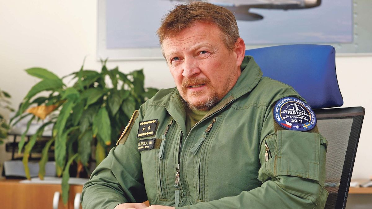 Generálmajor Mikulenka: Válka ukázala, že k obraně je třeba silné letectvo
